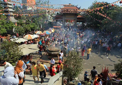 Người dân TPHCM đi lễ chùa sáng mùng 1 Tết