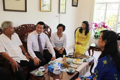 Chủ tịch nước Trương Tấn Sang chúc Tết gia đình GS-TS Phan Thị Tươi