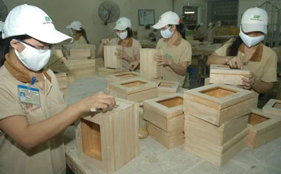 Sản xuất đồ gỗ xuất khẩu Việt Nam mở rộng sang nhiều thị trường mới. Ảnh: Cao Thăng
