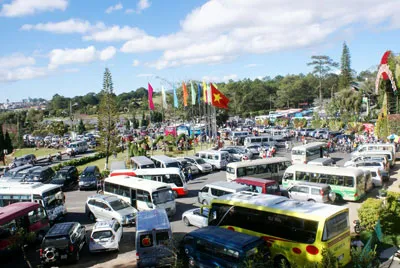 Bãi đậu xe ở Vườn hoa Đà Lạt kín chỗ