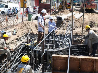 Sôi nổi thi đua sản xuất đầu năm: Công nhân vào ca, nông dân ra đồng