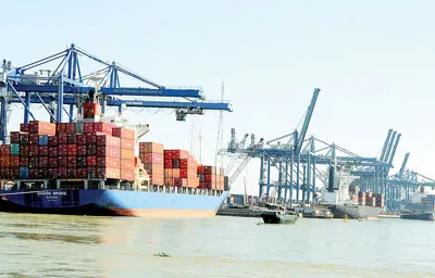 Bốc dỡ hàng xuất nhập khẩu tại cảng Cát Lái trong những ngày tết. Ảnh: Phạm Kim Ngân