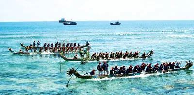 Trưa mùng 4 Tết, diễn ra lễ hội đua thuyền truyền thống của người dân huyện đảo Lý Sơn (Quảng Ngãi) nhằm cầu mong biển bình an, thuyền đầy ắp cá, nghề nông thuận lợi. Đồng thời tri ân những người lính Hoàng Sa đã ra đi từ hàng trăm năm trước. 4 thuyền đua Long, Lân, Quy, Phụng trong mỗi xã cùng nhau tranh tài. Ảnh: VĨNH SƠN
