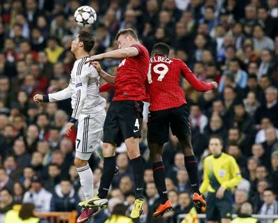 Tiền đạo Cristiano Ronaldo (trái) trong pha không chiến với Phil Jones (giữa) và Danny Welbeck của Man.United.