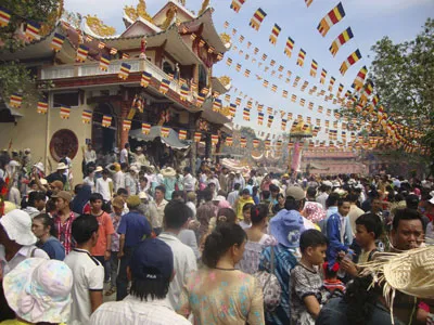Tháng giêng mùa lễ hội - Dịch vụ ăn theo lộng hành
