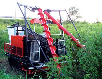 Máy gặt đay do anh Bùi Hữu Nghĩa chế tạo đang được ứng dụng ngoài đồng ruộng.