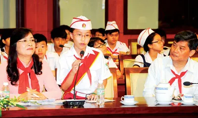 Em Nguyễn Lê Thảo Kỳ, Trường Tiểu học Lương Định Của Q3 nêu ý kiến với lãnh đạo TPHCM. Ảnh: MAI HẢI