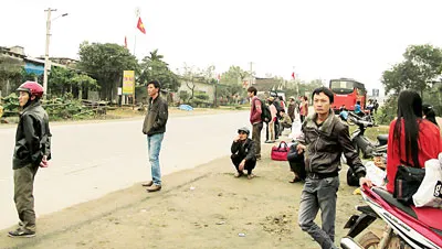 Hành khách chật vật đón xe vào Nam