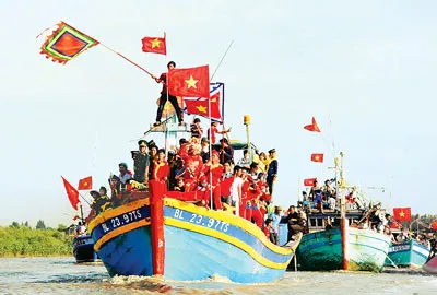 Ngư dân Bạc Liêu nghinh Ông đón lộc đầu năm. Ảnh: P.T.Cường