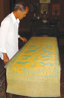 Ông Bùi Ngọc Hưởng và đôi chiếu cổ.