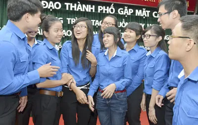 Các thanh niên và cán bộ trẻ của TPHCM trao đổi kinh nghiệm. Ảnh: VIỆT DŨNG