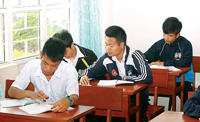 Các học viên trong giờ học văn hóa.