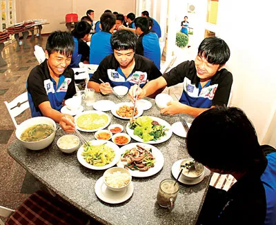 Ăn trưa ở học viện.