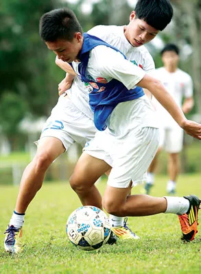 Chia hai đội đá tập.