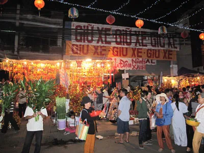 Các điểm giữ xe xung quanh chùa Bà.