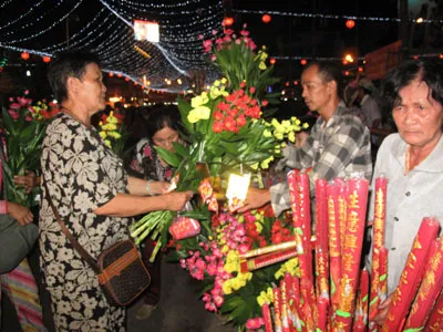 Cảnh chèo kéo mua đồ lễ chùa.