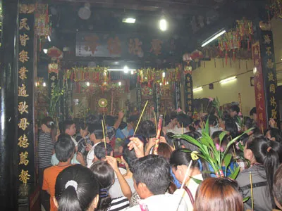Nhốn nháo nơi cửa chùa. Ảnh: Đức Trọng