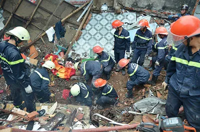 Lực lượng chức năng đang tìm kiếm nạn nhân. Ảnh: Đoàn Hiệp