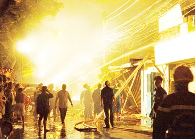 Nỗ lực chữa cháy trong đêm. Ảnh: Nguyễn Nhân