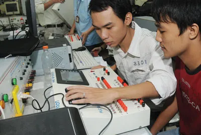 Sinh viên Khoa Điện - Điện tử Trường ĐH Sư phạm Kỹ thuật TPHCM đang thực hành PLC. Ảnh: Mai Hải