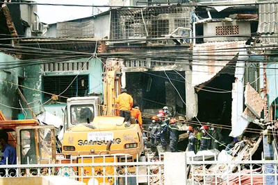 Lực lượng cứu hộ nỗ lực khắc phục hậu quả tai nạn bất ngờ và thương tâm này. Ảnh: THANH HẢI