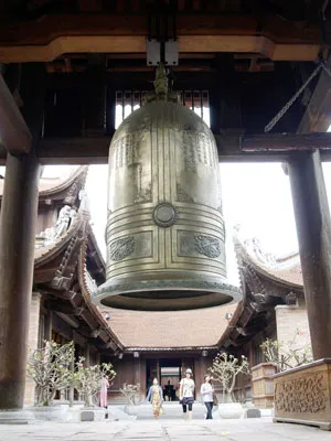 Hồng Chung – Chuông nhà Thái học được đúc liền khối bằng đồng nguyên chất, trọng lượng 1.970 kg, chiều cao tổng thể là 2,34m, đường kính đáy 1,28m.