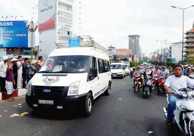 Đoàn xe chở quan tài đi về nghĩa trang Bình Hưng Hoà