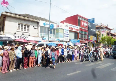 Hai bên đường, người dân cùng bạn bè đứng chờ đưa quan tài lên xe