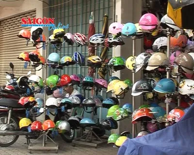 Con tem thật… mũ bảo hiểm giả!