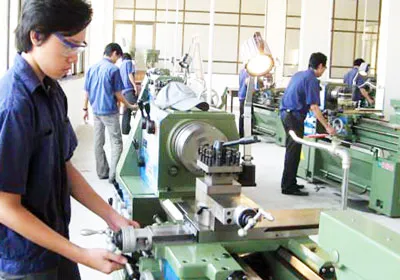 Nếu một lượng lớn học viên học nghề chuyển lên học liên thông Đại học thì lấy đâu lao động kỹ thuật làm việc? Ảnh: K.H.