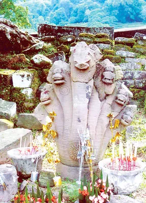 Tượng rắn Naga 7 đầu bằng đá có niên đại hàng ngàn năm ở chùa Vặt Phụ, Nam Lào được dân Lào luôn thờ cúng.