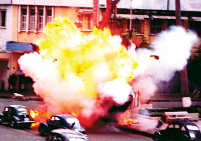 Một cảnh cháy nổ trong phim Người Mỹ trầm lặng.