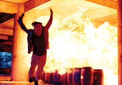 Diễn viên Lý Hùng trong một cảnh cháy nổ của phim Kế hoạch 99.