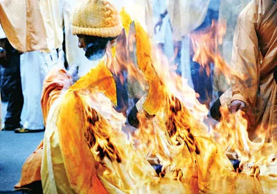 Cascaduer Phan Huỳnh Thanh Tuấn hóa thân thành nhà sư Thích Quảng Đức trong một hoạt cảnh diễn ở Công viên Đầm Sen.