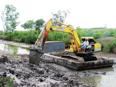 Nạo vét kênh mương ở huyện Long Phú, tỉnh Sóc Trăng đưa nước ngọt vào cứu lúa.
