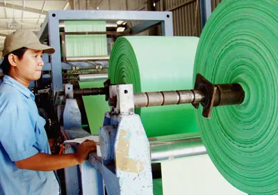 Giá nguyên liệu đồng loạt tăng: Doanh nghiệp lao đao