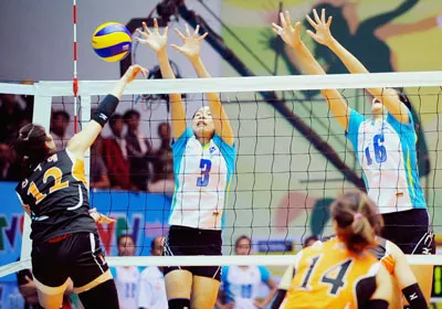 Trao 2 vé bán kết đầu tiên