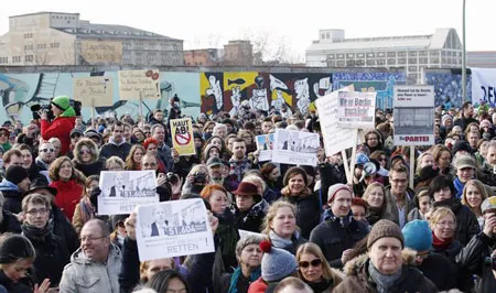 Biểu tình phản đối tháo dỡ bức tường Berlin