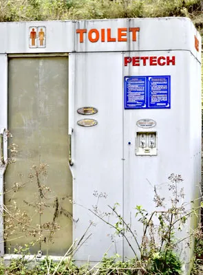 Nhà vệ sinh bị bỏ hoang vì hết tiền xu