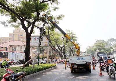 Xe cẩu đến hiện trường khắc phục sự cố