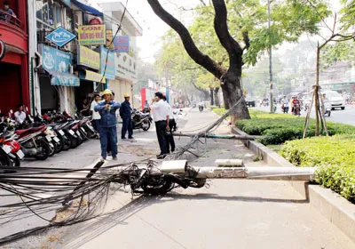 Xe cẩu vướng dây cáp quang làm gãy 3 trụ điện