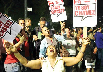 Người dân Venezuela khóc thương Tổng thống Chavez sau khi nghe tin ông qua đời.