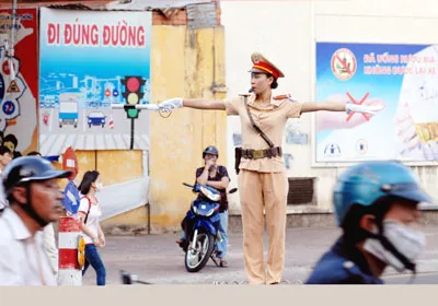 Không quản ngại nắng bụi, họ tự tin có mặt tại các giao lộ để hướng dẫn giao thông.