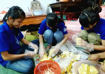 Các sinh viên nữ chung vui sau những giờ phút hoạt động tình nguyện vì cộng đồng