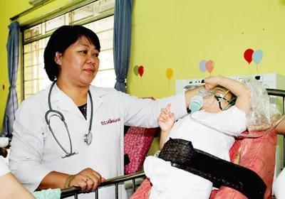 Bằng tấm lòng nhân hậu, họ có mặt tại các trung tâm chăm sóc trẻ mồ côi - khuyết tật và bệnh viện nhi, lo toan cho các cháu với tình cảm chăm chút, yêu thương.