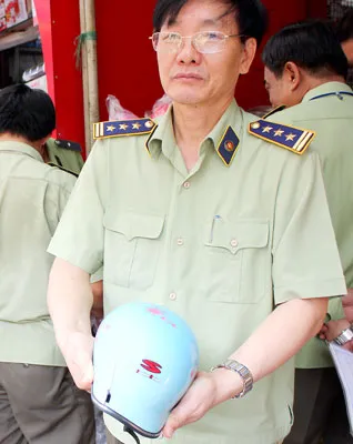 Dù dán tem CR nhưng chỉ cần dùng 2 tay bóp nhẹ, nón bảo hiểm bán tại chợ Kim Biên bị cong, vẹo và bể. Ảnh: THI HỒNG