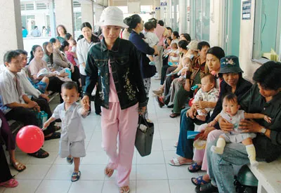 Chờ khám bệnh tại Bệnh viện Nhi đồng 2. Ảnh: Mai Hải