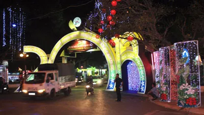 Những điểm diễn ra các hoạt động Lễ hội cà phê Buôn Ma Thuột được trang trí đẹp mắt.