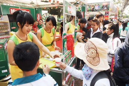 Khách tham gia hội chợ được thưởng thức cà phê miễn phí