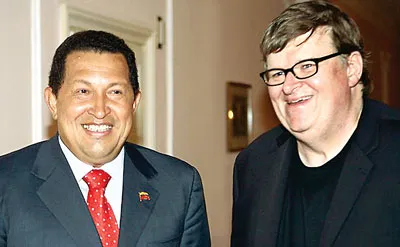 Tổng thống Venezuela Hugo Chavez (trái) với Michael Moore.